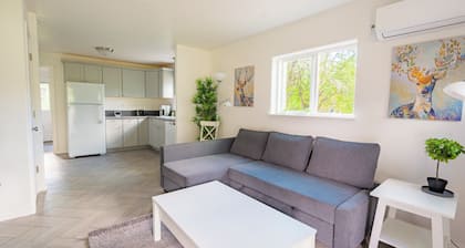 Riverfront Home, 5 mins from Dorena Lake!