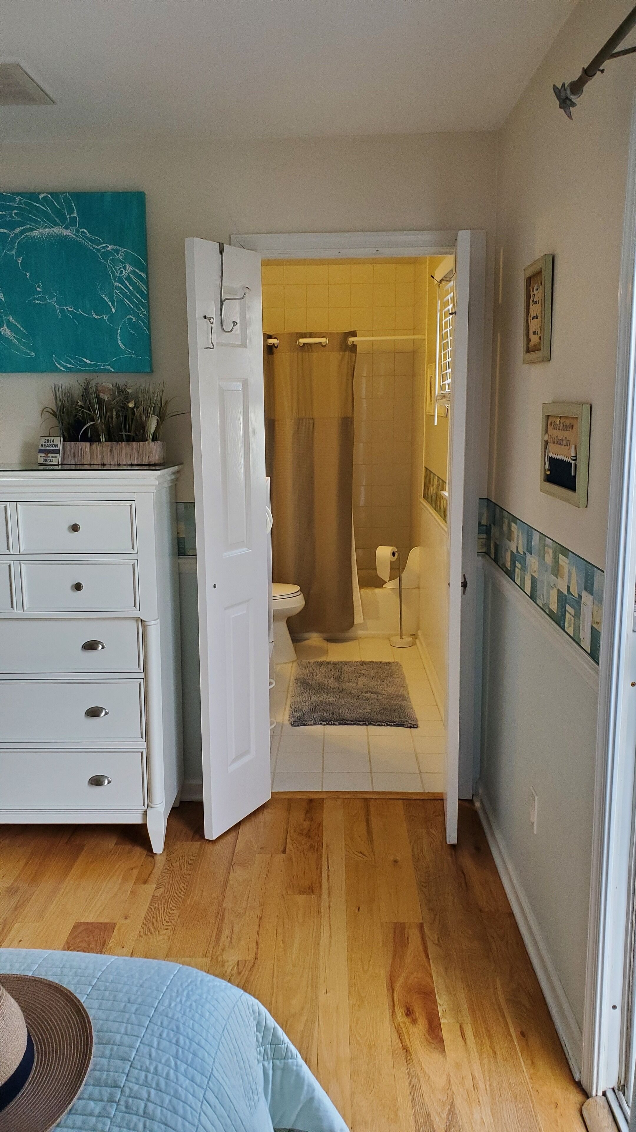 مكواة/لوح كي وخدمة الإنترنت وملاءات أسرّة