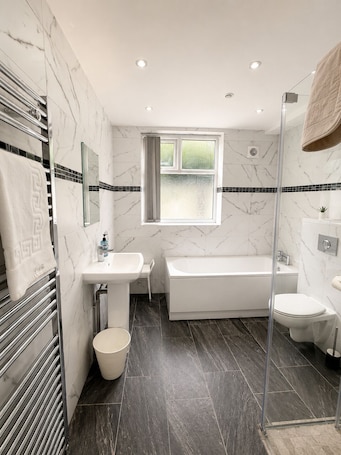 Towels, soap, shampoo, toilet paper. Spacious 2-Bed Apartment Near Heaton Park