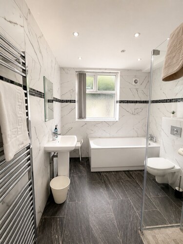 Spacious 2-Bed Apartment Near Heaton Park