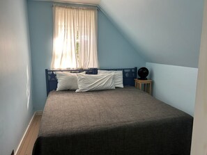 4 bedrooms, iron/ironing board, Internet, bed sheets - Perfect 4-bedroom house with AC in pleasant Historic Bayside. (Northport)