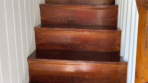 A wooden staircase with white railings. - Perfect 4-bedroom house with AC in pleasant Historic Bayside. (Northport)
