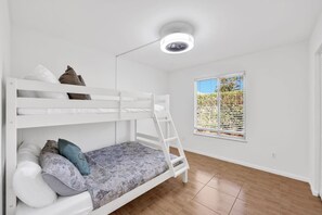 3 habitaciones, escritorio y tabla de planchar con plancha 