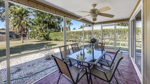 Outdoor dining - Minutes to Beaches & Dining | 3BR/2BA North Naples (Naples)