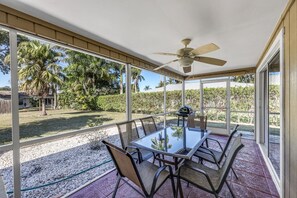 Outdoor dining - Minutes to Beaches & Dining | 3BR/2BA North Naples (Naples)