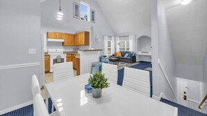 Eine moderne Wohnung mit Essbereich, Küche und Wohnraum.