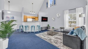 Eine moderne Wohnung mit Küche, Wohnzimmer und Essbereich.