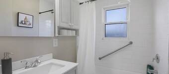 Charming 5BD 2BA with spacious yard near O'hare