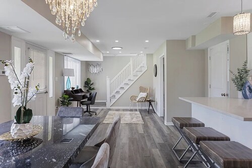 Charming 5BD 2BA with spacious yard near O'hare