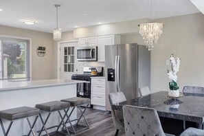 Private kitchen - Charming 5BD 2BA with spacious yard near O'hare (Melrose Park)