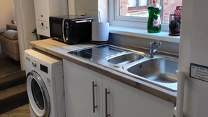 Private kitchen - Lovely 5 bedrooms in a quiet area where guests can enjoy their stay near thepark (Tyne and Wear)