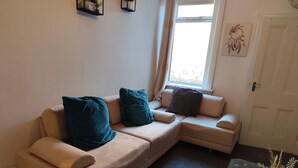 Living area - Lovely 5 bedrooms in a quiet area where guests can enjoy their stay near thepark (Tyne and Wear)