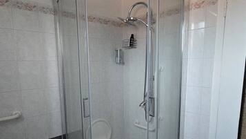 Doccia, asciugacapelli, bidet, asciugamani