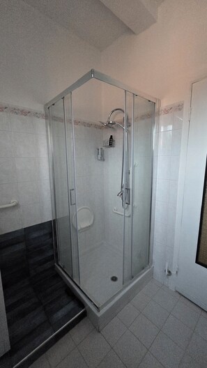 Dusche, Haartrockner, Bidet, Handtücher