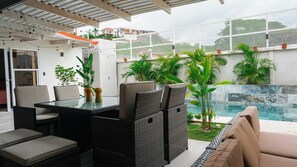 Outdoor dining - Modern 3-Bedroom Jacó Beach House with 100% Private Pool (Jaco)