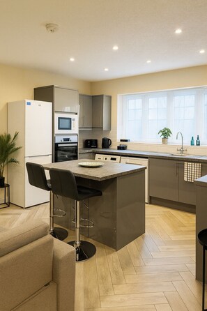 Køleskab, mikrobølgeovn, ovn, kogeplade