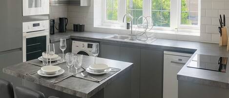 冷蔵庫、電子レンジ、オーブン、コンロ