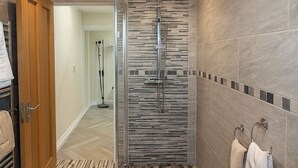 Douche, serviettes fournies, savon, shampooing