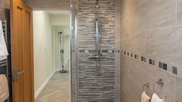 淋浴设施、毛巾、肥皂、洗发水