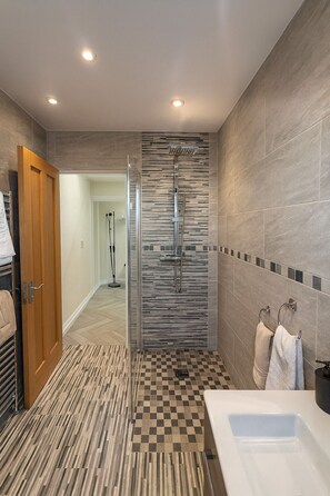 Douche, serviettes fournies, savon, shampoing