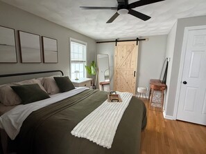 3 bedrooms, desk, free WiFi, bed sheets - Charming 3-bedroom house in delightful Charlestown with AC  sleeps 8  beach pass (Charlestown)