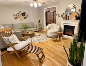 Books, computer monitors, printers - Charming 3-bedroom house in delightful Charlestown with AC  sleeps 8  beach pass (Charlestown)