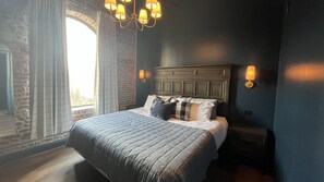 4 bedrooms, desk, free WiFi, bed sheets - Hollyhock Suite 401: 4 bed/2 bath with soaking tub (Louisville)