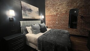 4 bedrooms, desk, free WiFi, bed sheets - Hollyhock Suite 401: 4 bed/2 bath with soaking tub (Louisville)