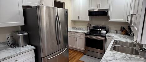 Een koelkast, een magnetron, een oven, een kookplaat