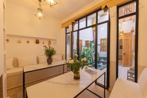 المنشأة من الداخل