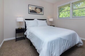 2 bedrooms, iron/ironing board, WiFi, bed sheets - Ideal 2BR for Extended Stays (Charlotte)
