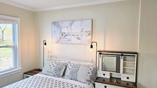 Cozy 2br apartment in Greenwich with driveway. Walk to restaurants & beach!