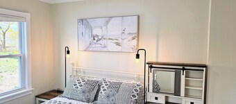 Cozy 2br apartment in Greenwich with driveway. Walk to restaurants & beach!