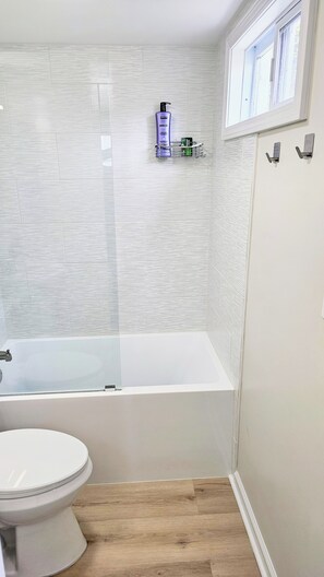 Een haardroger, handdoeken, zeep, toiletpapier