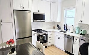 Private kitchen - Cozy 2br apartment in Greenwich with driveway. Walk to restaurants & beach! (Greenwich)