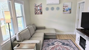 Smart TV - Cozy 2br apartment in Greenwich with driveway. Walk to restaurants & beach! (Greenwich)