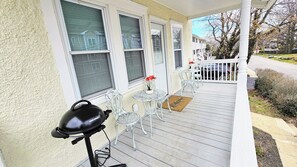 Outdoor dining - Cozy 2br apartment in Greenwich with driveway. Walk to restaurants & beach! (Greenwich)