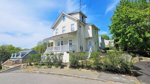 Exterior - Cozy 2br apartment in Greenwich with driveway. Walk to restaurants & beach! (Greenwich)