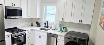Cozy 2br apartment in Greenwich with driveway. Walk to restaurants & beach!
