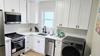 Cozy 2br apartment in Greenwich with driveway. Walk to restaurants & beach!