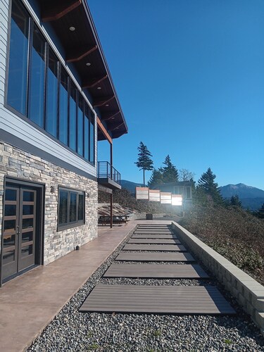 Modern 4 bedroom with sweeping views of river and mountains.  Room to roam