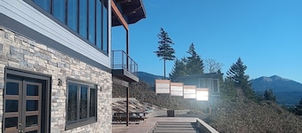 Modern 4 bedroom with sweeping views of river and mountains. Room to roam