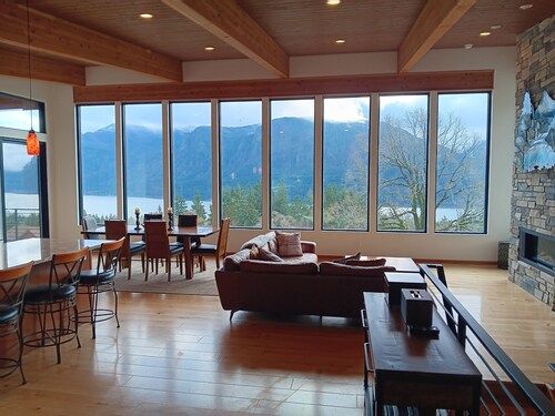 Modern 4 bedroom with sweeping views of river and mountains.  Room to roam