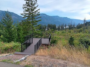 Property grounds - Modern 4 bedroom with sweeping views of river and mountains.  Room to roam (Carson)