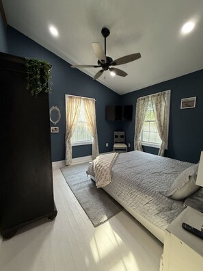 2 bedrooms, travel crib, WiFi, bed sheets - The Cottage by Raven`s Keep (Jackson)