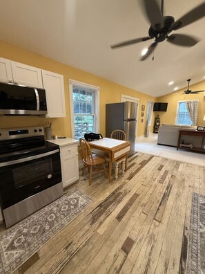 Geladeira, micro-ondas, fogão, cooktop