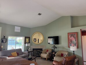 Living area - 3-bedroom house in enchanting Cathedral City with pool (Cathedral City)