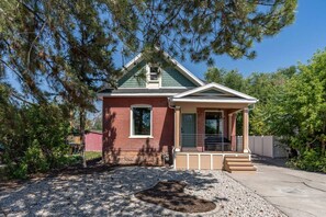 Exterior - The Ultimate SLC Studio - Fireplace - Hot Tub (South Salt Lake)