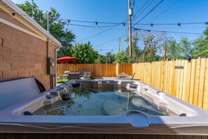 Outdoor spa tub - The Ultimate SLC Studio - Fireplace - Hot Tub (South Salt Lake)