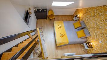6 bedrooms, travel crib, free WiFi